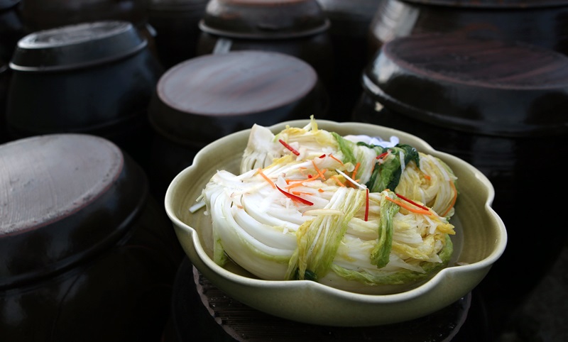 Baek-kimchi (백김치), col fermentada sin chile en polvo que tiene un sabor suave y color claro. | Korea.net DB